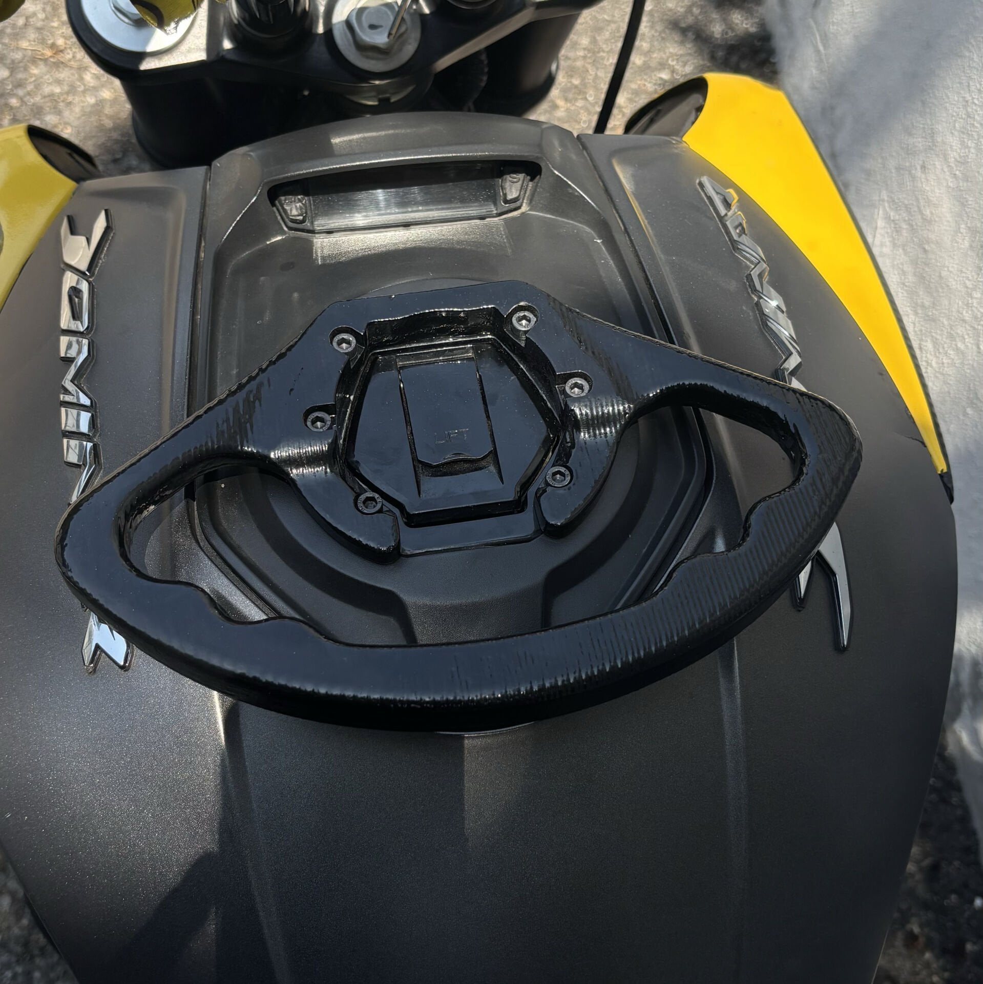 Bajaj NS200 / RS200 / Dominar Uyumlu Depo Üstü Yolcu Tutamağı siyah